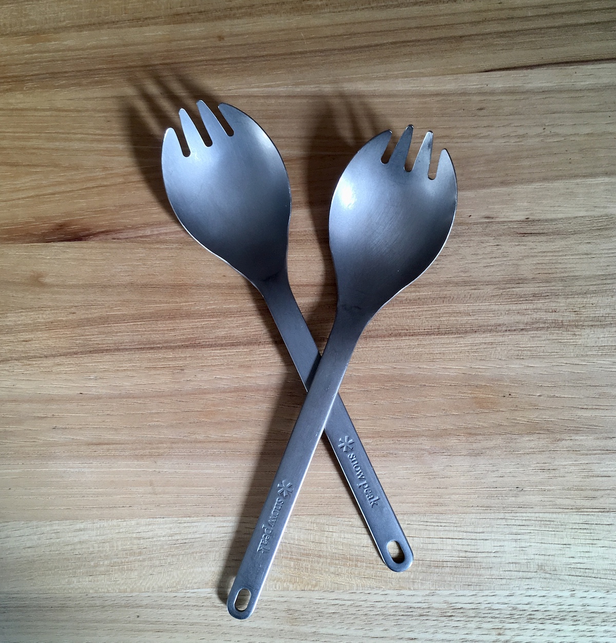 Snow Peak Sporks: Two sporks, crossed over one another, on a wooden background